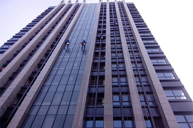 铝塑板墙面清洗