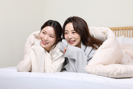 两位女性在床上