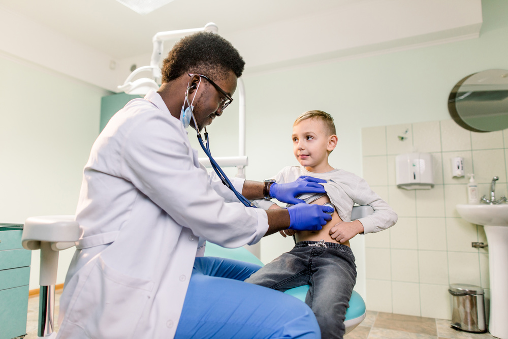 医生使用听诊器为患者诊断